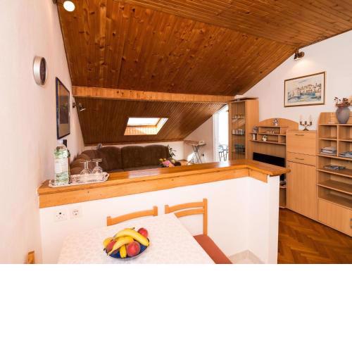 Apartment Sr - Two-Bedroom Apartment with Balcony and Sea View