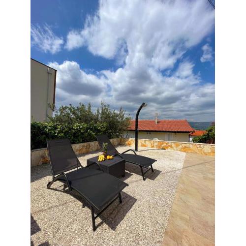 Apartment Tina, Modern, Private SeaView Outdoor Terrace, BBQ, close to beach, 2 bedrooms