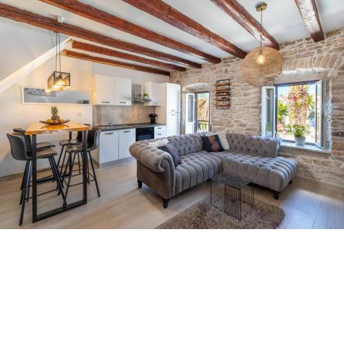 APARTMENT TOMA