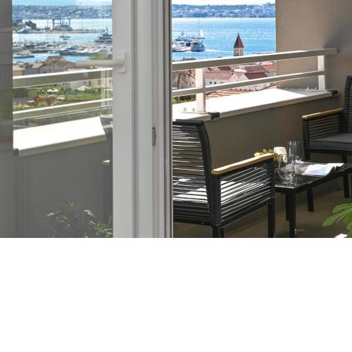 Apartment TRI MASLINE with seaview