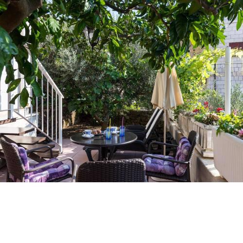 Apartment Vukic - Studio Apartment with Terrace and Garden View