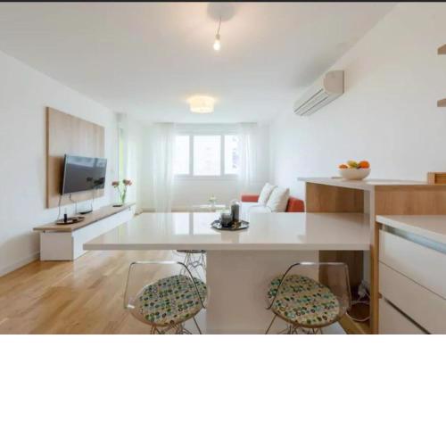 Apartment White Gardenia ST - One Bedroom Apartment with Balcony