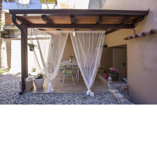 Apartment with garden and free parking