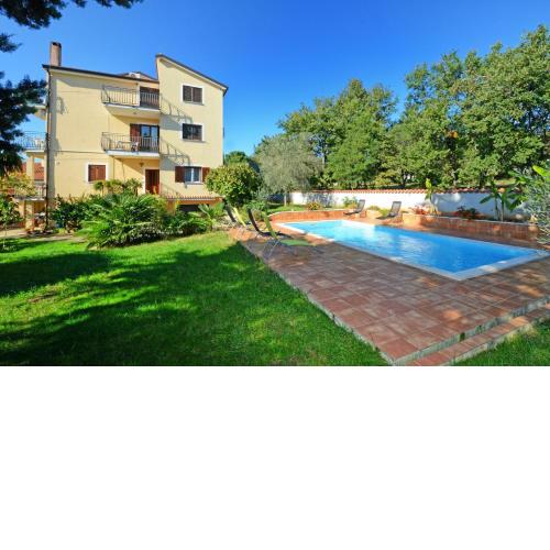Apartment with pool Albina 3