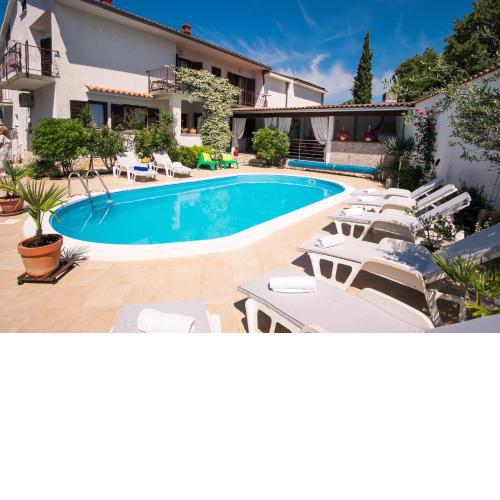 Apartment with private pool and arbor