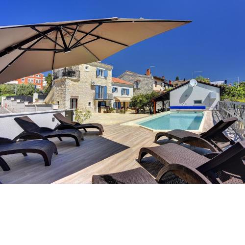 Apartment with swimming pool and private terrace