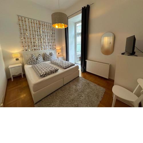 Apartment-Zimmer KRISTALL - großer Balkon und Parkplatz direkt im Zentrum