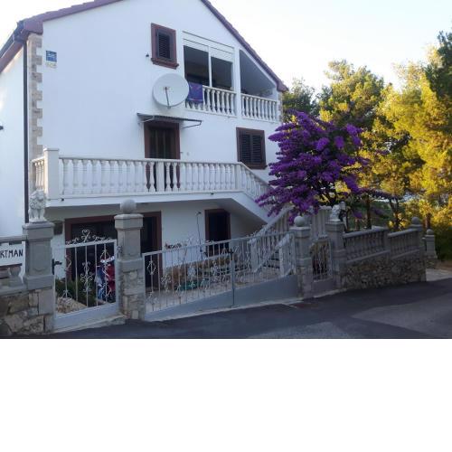 Apartments and Room Makaj