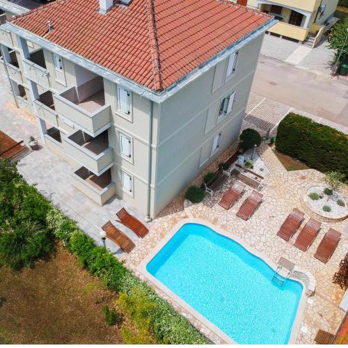 Apartments and Rooms Degra