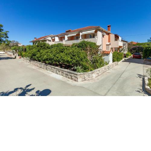 Apartments and Rooms Dobrila