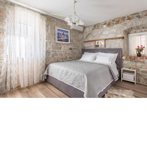 Apartments and Rooms Petra