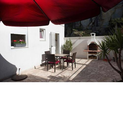Apartments and Rooms Robi