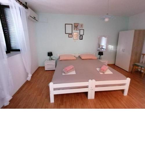 Apartments and rooms Sanja