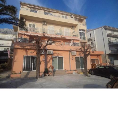 Apartments and rooms with parking space Makarska - 13979