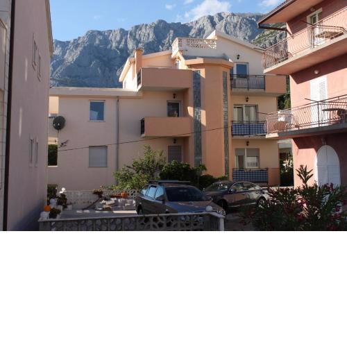 Apartments and rooms with parking space Makarska - 6834