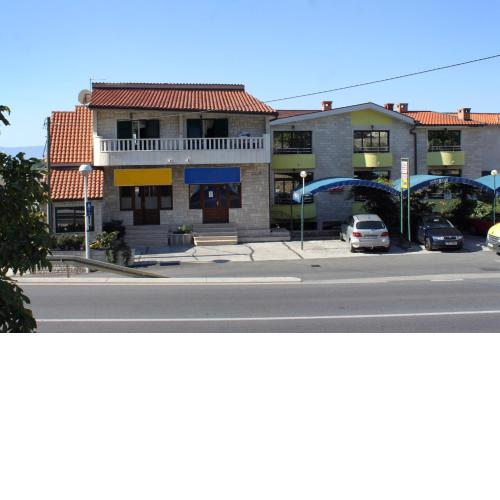 Apartments and rooms with parking space Makarska - 9128