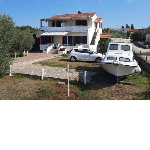 Apartments and rooms with parking space Susica, Ugljan - 8265