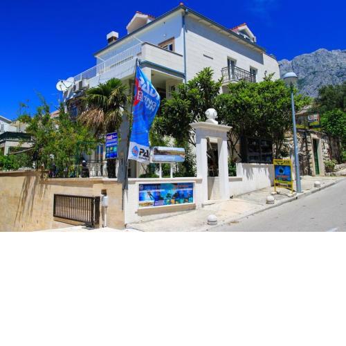 Apartments by the sea Makarska - 15200