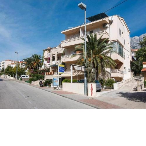 Apartments by the sea Makarska - 16720