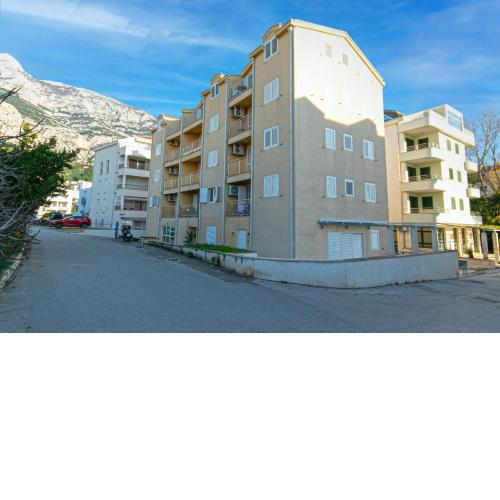 Apartments by the sea Makarska - 18160