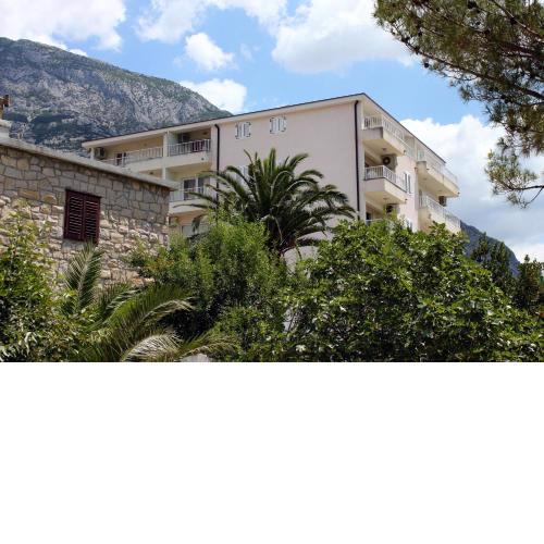 Apartments by the sea Makarska - 6880