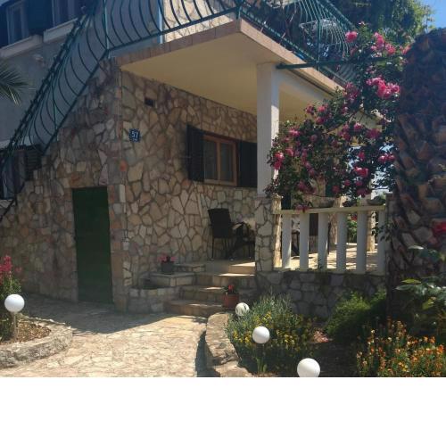 Apartments by the sea Maslinica, Solta - 15312