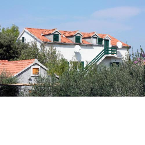 Apartments by the sea Mirca, Brac - 5655