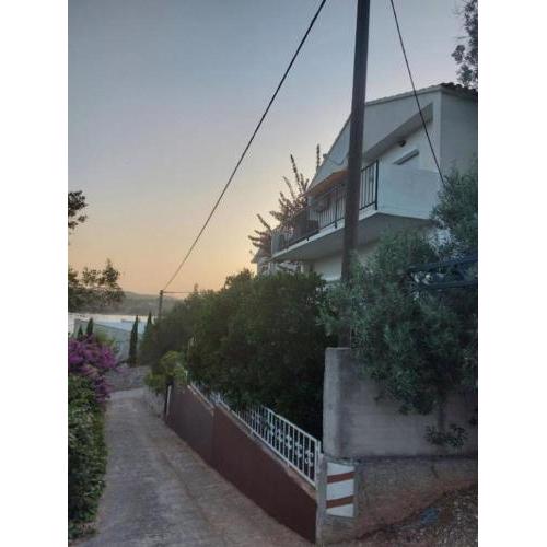 Apartments by the sea Necujam, Solta - 13884