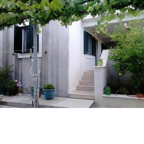 Apartments by the sea Rogac, Solta - 11220