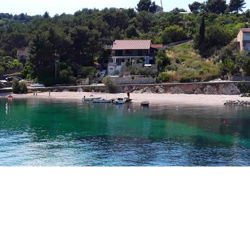 Apartments by the sea Rogac, Solta - 5166