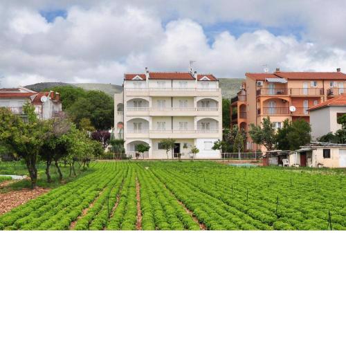 Apartments by the sea Seget Donji, Trogir - 10023