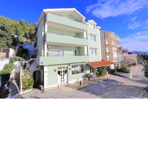 Apartments by the sea Seget Donji, Trogir - 18648