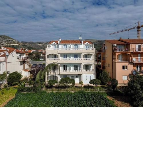 Apartments by the sea Seget Donji, Trogir - 23134