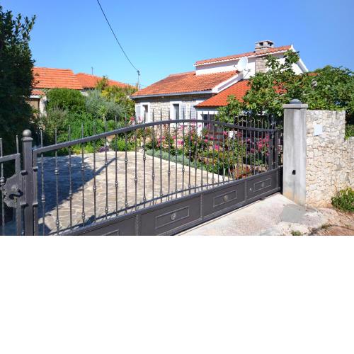 Apartments by the sea Splitska, Brac - 11300