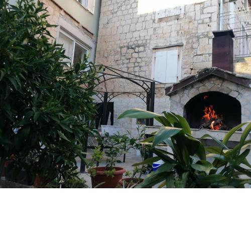 Apartments by the sea Trogir - 23144