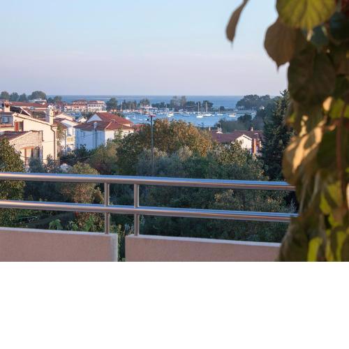 Apartments Ceja near sea