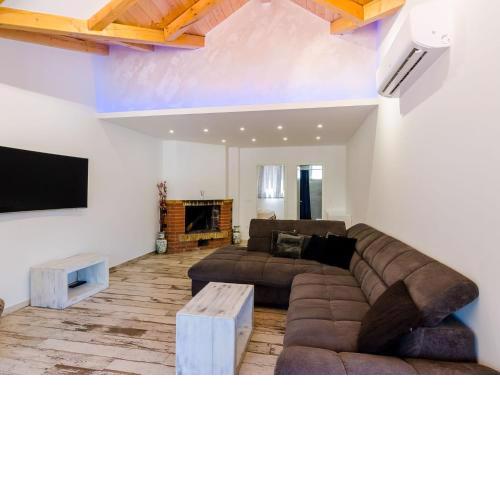 Apartments Dub - Three Bedroom Apartment with Hot Tub