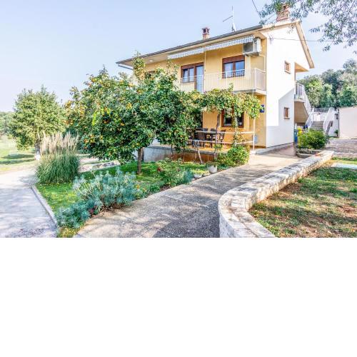 Apartments for families with children Banjole, Pula - 2258