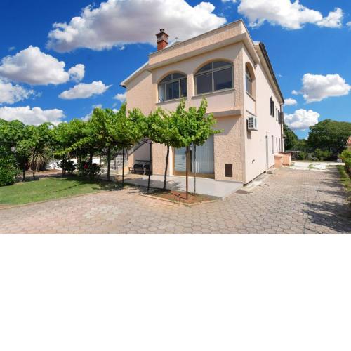 Apartments Gracijano 1724