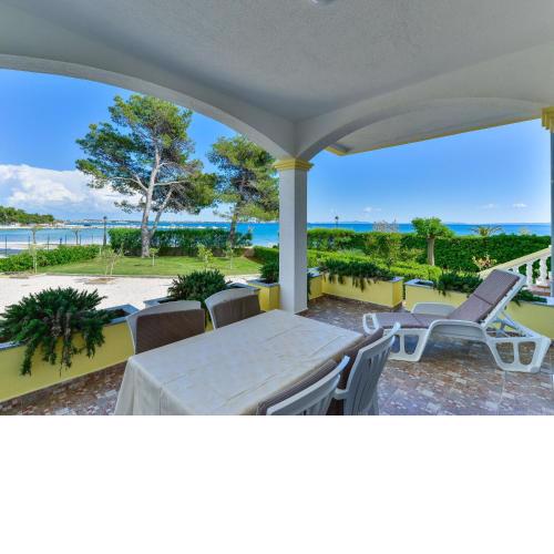 Apartments in House Liveric, in Vir at the beach