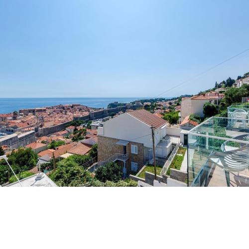 Apartments Isabora - Comfort Three-Bedroom Apartment with Balcony and Sea View Second Floor