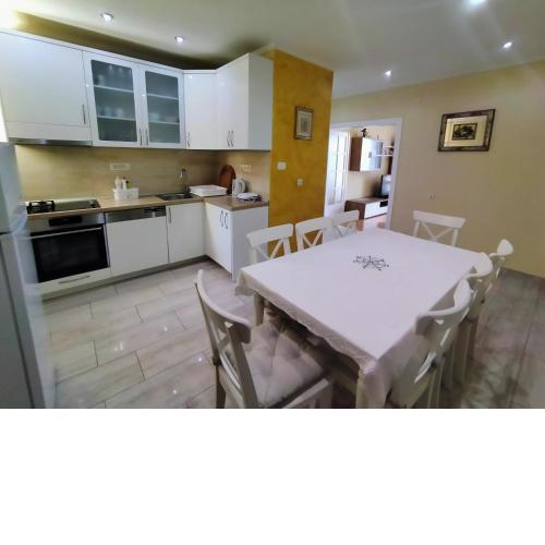 Apartments Lalić - A spacious three bedroom apartment with a sea view