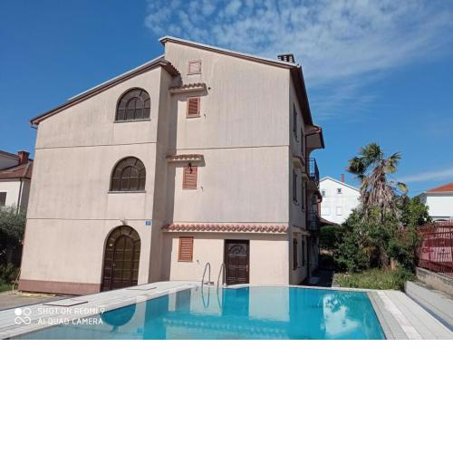 Apartments LEO with pool