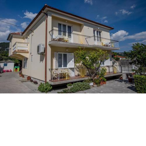 Apartments Ljubica Banjol
