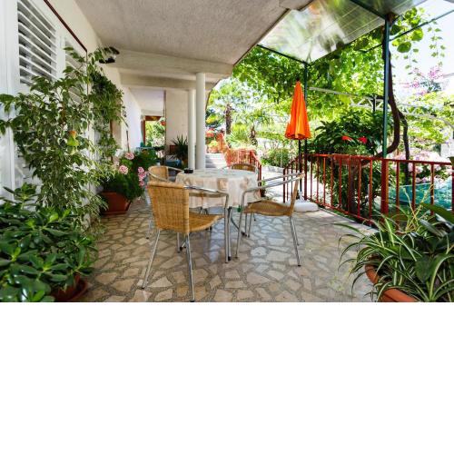 Apartments Lovorik