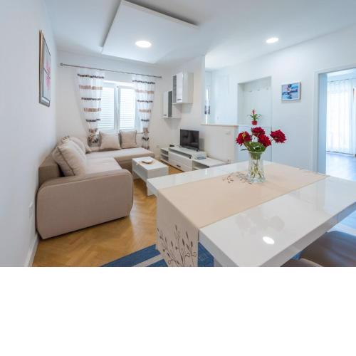 Apartments Lucija - Two Bedroom Apartment with Balcony and Sea View