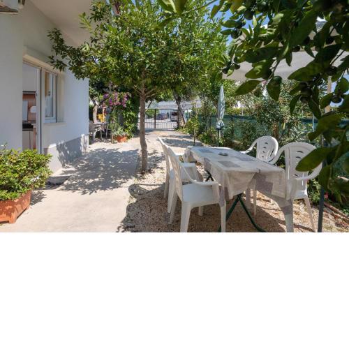 Apartments near beach Babic