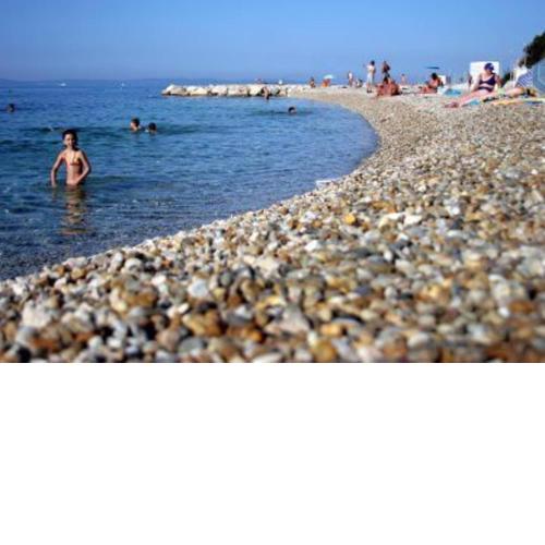 Apartments near beach Trstenik with secure parking