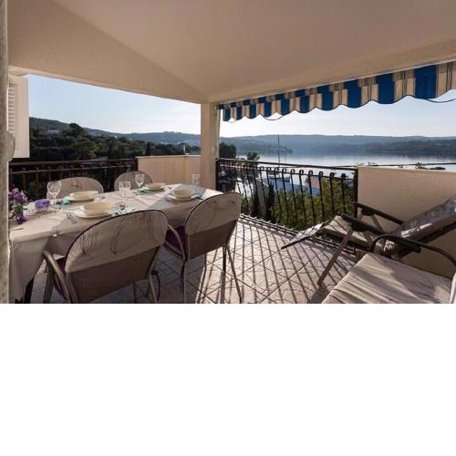 Apartments Petra - 50 m from pebble beach