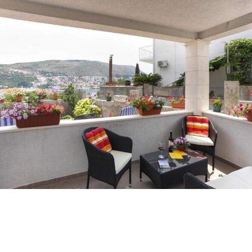 Apartments Pojko - One-Bedroom Apartment with Terrace Yellow
